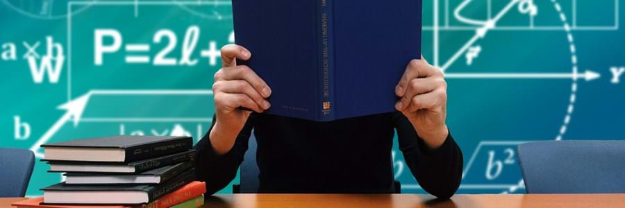 Schreibtisch mit Büchern und Tablet-PC