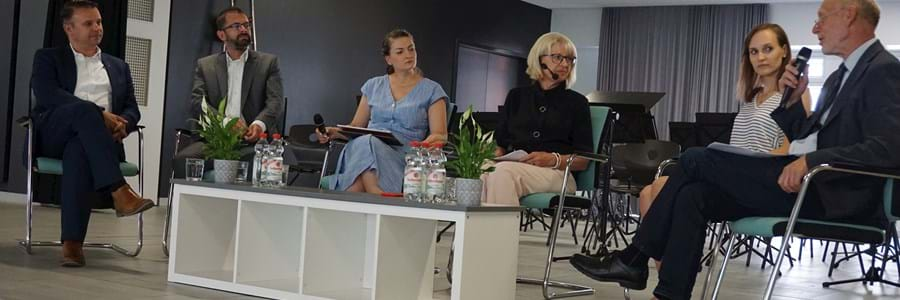 Die Teilnehmer der Podiumsdiskussion von links nach rechts: Unternehmer Marcus Heinrich von Agilimo consulting, Landrat Jens Marco Scherf, Digitalministerin Judith Gerlach, Beatrice Brenner vom Bund für mittelständische Unternehmen, Kreisverband Miltenberg, JEG-Schulleiter Ulrich Gronemann, JEG-Schülerin Pauline Kowalcyk