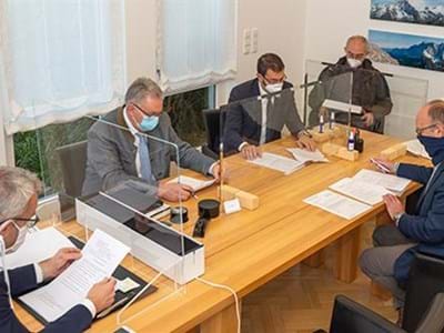 Im Miltenberger Notariat wurde mit drei Unterschriften der Übergang des Karl-Ernst-Gymnasiums Amorbach in die Sachaufwandsträgerschaft des Landkreises Miltenberg besiegelt. Im Bild (von links im Uhrzeigersinn) Notar Dr. Stefan Gutheil, Amorbachs Bürgermeister Peter Schmitt, Landrat Jens Marco Scherf, Hermann Zeltner (Landratsamt), Markus Bechert (Kämmerer Stadt Amorbach) und Schulverbandsvorsitzender Kurt Repp.